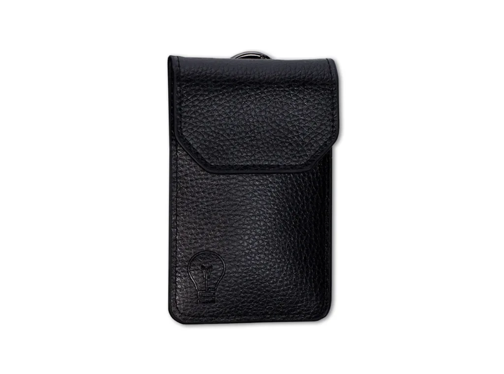 Czarne skórzane etui na kluczyk keyless z blokadą RFID, eleganckim designem i solidnym zamknięciem na rzep – skuteczna ochrona przed kradzieżą metodą na walizkę