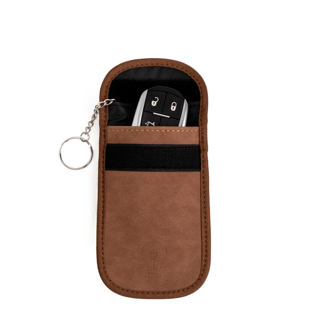 Brązowe etui na kluczyk keyless z materiałem ekranującym RFID, zamykane na rzep, z metalowym brelokiem – ochrona przed kradzieżą metodą na walizkę