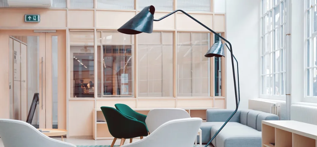 Bambusowe dodatki w biurze – naturalna przestrzeń do pracy