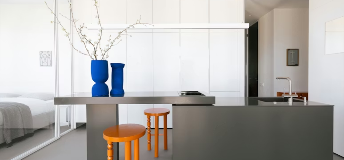 Minimalizm w małym mieszkaniu: jak nie zamienić domu w muzeum