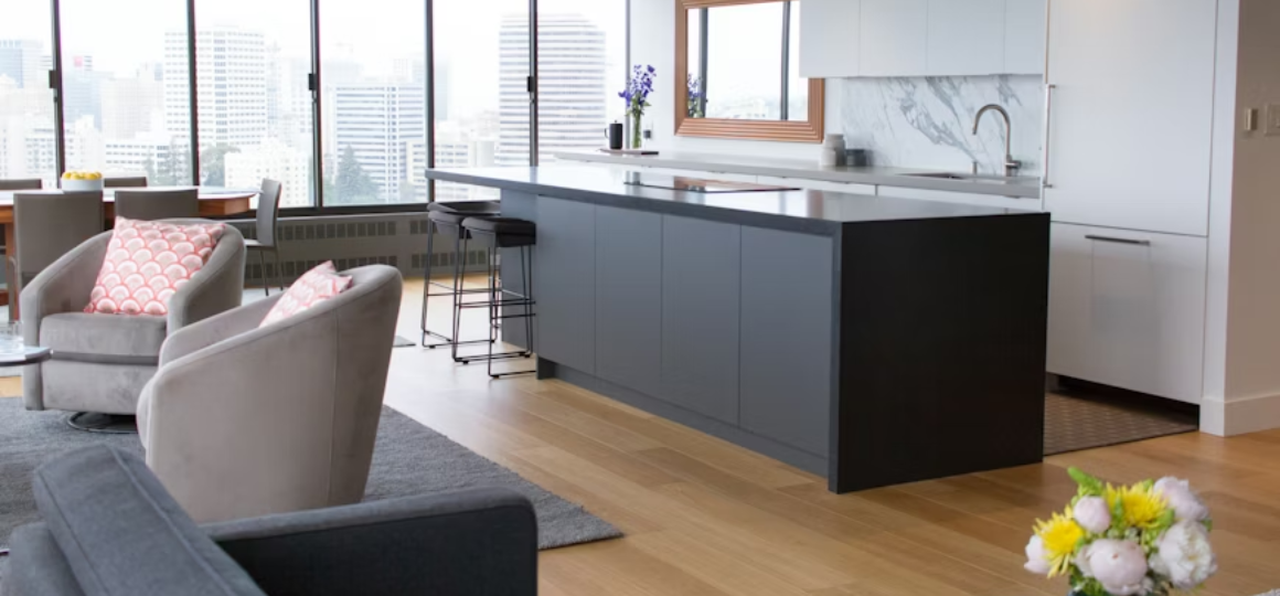 Otwarta przestrzeń w domu pod lupą: jak połączyć kuchnię z salonem bez wpadek?